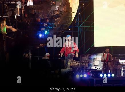 26. Oktober 2020, Castelvolturno, Italien: Lorenzo Cherubini, alias Jovanotti, Singt während der Jova Beach Party in Castelvolturno (Bildquelle: © Francesco Cigliano/Pacific Press via ZUMA Press Wire) Stockfoto