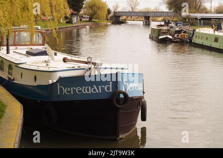 Eine Ansicht der Lastkähne im Kanalbecken von Ely, Cambridgshire, England, zeigt die Eisenbahnbrücke, die den Kanal überquert Stockfoto