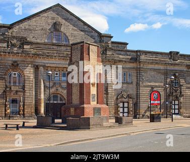 Die beeindruckende Fassade der Kings Hall, Stoke-on-Trent, und das Denkmal für die Gefallenen aus den beiden Weltkriegen Stockfoto