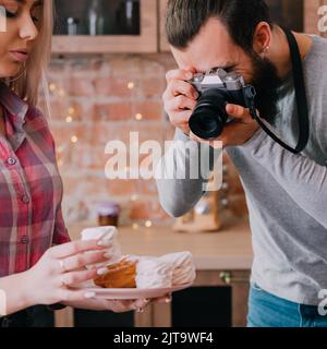 Kochen Blog Hobby Lifestyle Mann Frau Dessert Stockfoto