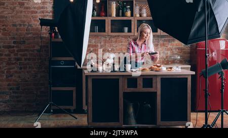 Food blogger Backstage Fotografie weibliche Gebäck Stockfoto