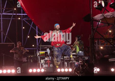 26. Oktober 2020, Castelvolturno, Italien: Lorenzo Cherubini, alias Jovanotti, Singt während der Jova Beach Party in Castelvolturno (Caserta) (Foto: © Francesco Cigliano/Pacific Press via ZUMA Press Wire) Stockfoto