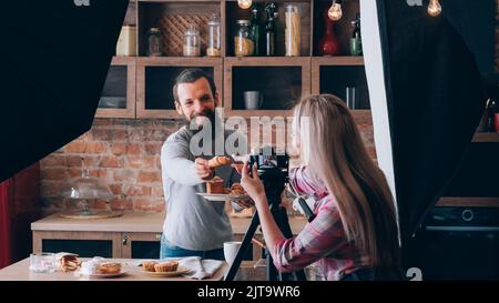 Shooting Food Blogger Mann Backstage Fotografie Stockfoto