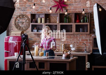 Vlog Ernährung Kochen Frau Backstage Fotografie Stockfoto