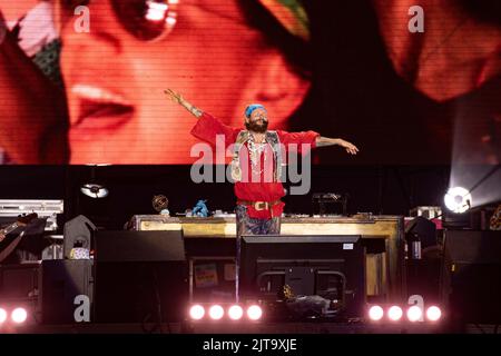 26. Oktober 2020, Castelvolturno, Italien: Lorenzo Cherubini, alias Jovanotti, Singt während der Jova Beach Party in Castelvolturno (Caserta) (Foto: © Francesco Cigliano/Pacific Press via ZUMA Press Wire) Stockfoto