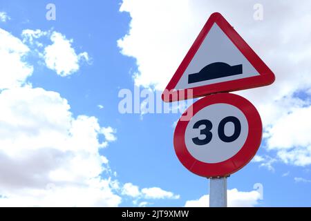 Verkehrszeichen, das die Höchstgeschwindigkeit auf 30 Kilometer pro Stunde begrenzt. Geschwindigkeitshump-Zeichen, um die Geschwindigkeit in städtischen Gebieten zu reduzieren Stockfoto