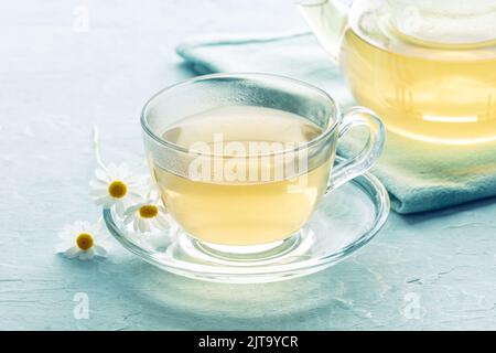 Kamillentee. Kamillenaufguss in einer Tasse mit einer Teekane, natürliches Heilmittel Stockfoto