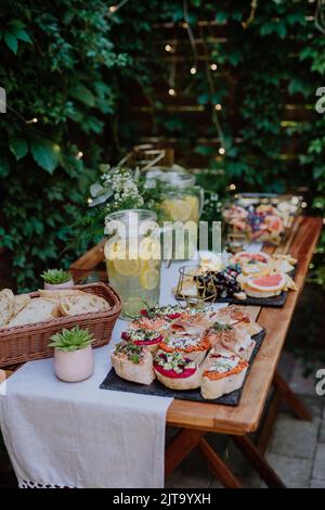 Dessertbuffet bei einem kleinen Hochzeitsempfang draußen im Hinterhof. Stockfoto
