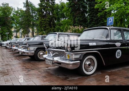 Black GAZ-13 Chaika auf der Classic Soviet Car Exhibition Stockfoto