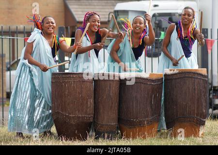 Clifton Street Festival, Cardiff. Ingoma Nshya: Die Trommlerinnen aus Ruanda Stockfoto