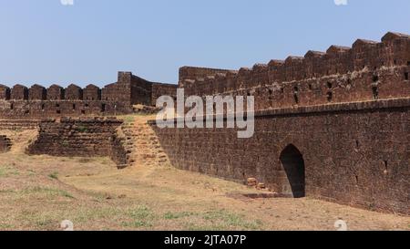 Die Festung von Mirjan Fort, befindet sich im Uttara Kannada Bezirk von Karnataka, Indien. Gebaut Von Navayath Sulthan. Stockfoto