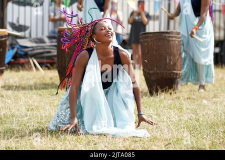 Clifton Street Festival, Cardiff. Ingoma Nshya: Die Trommlerinnen aus Ruanda Stockfoto