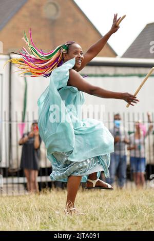 Clifton Street Festival, Cardiff. Ingoma Nshya: Die Trommlerinnen aus Ruanda Stockfoto