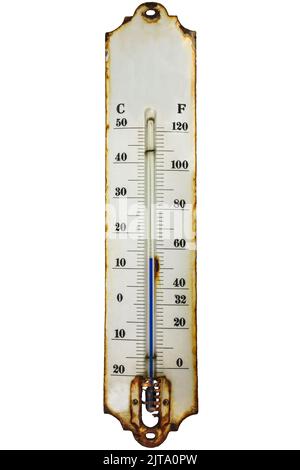 Antikes, rostig emailliertes Thermometer mit celsius- und fahrenheit-Skala, isoliert auf weißem Hintergrund Stockfoto