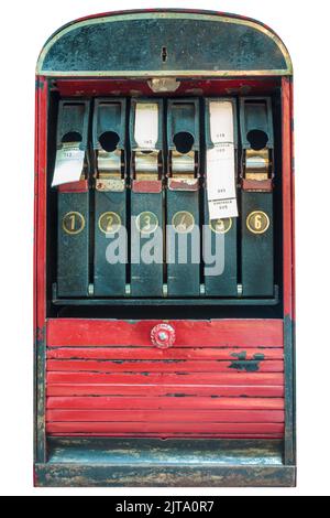 Retro-Ticketautomat mit Tickets isoliert auf weißem Hintergrund Stockfoto