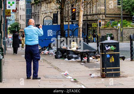 Dundee, Tayside, Schottland, Großbritannien. 29. August 2022. UK News: Während sich Müll in der Stadt Dundee ansammelt, geht der Streik der Müllarbeiter weiter. Es ist eine internationale Peinlichkeit mit Ungeziefer-Ausbrüchen, ansteigenden Müll, übersäten Straßen und überfüllten Mülltonnen. Kredit: Dundee Photographics/Alamy Live Nachrichten Stockfoto