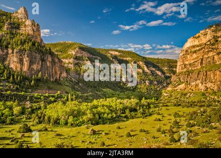 Klippen im Tensleep Canyon, Bighorn Mountains, Wyoming, USA Stockfoto