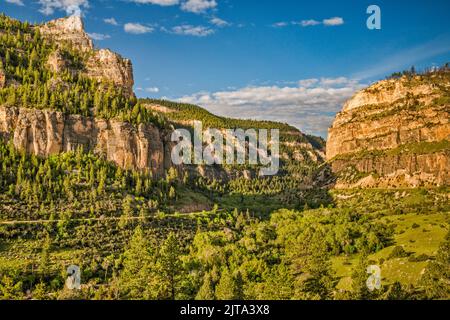 Klippen im Tensleep Canyon, Bighorn Mountains, Wyoming, USA Stockfoto