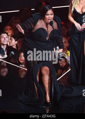 New Jersey, USA. 29. August 2022. 28.. August 2022. Newark, USA Lizzo auf der Bühne bei den MTV Video Music Awards 2022, Prudential Center, Newark. Kredit: Doug Peters/EMPICS/Alamy Live Nachrichten Gutschrift: Doug Peters/Alamy Live Nachrichten Stockfoto