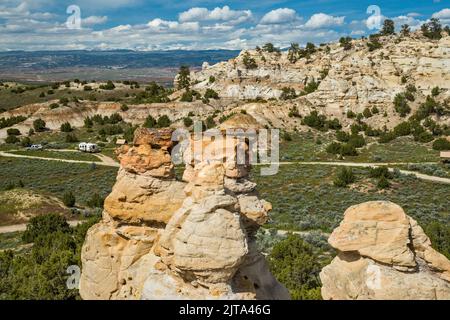 Ausgeglichene Felsen über dem Campingplatz im malerischen Gebiet von Castle Gardens, Bighorn Basin, in der Nähe der Stadt Ten Sleep, Wyoming, USA Stockfoto