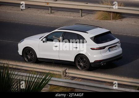 Porsche Cayenne S auf dem Highway. Provinz Malaga, Spanien. Stockfoto