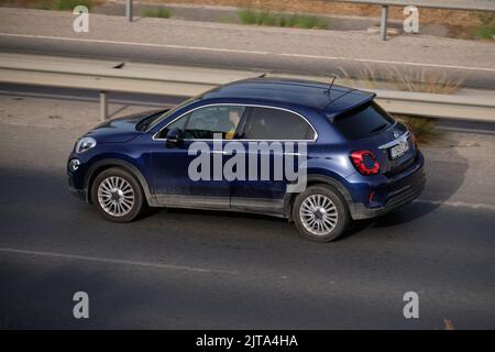 2020 Fiat 500X auf der Autobahn.Provinz Malaga, Spanien. Stockfoto