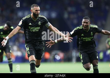 Cornella de Llobregat, Spanien. 28. August 2022. CORNELLA DE LLOBREGAT, SPANIEN – AUGUST 28: Karim Benzema von Real Madrid feiert, nachdem er sein Seitenziel mit David Alaba von Real Madrid während des La Liga-Spiels zwischen RCD Espanyol und Real Madrid CF am 28. August 2022 im Estadi Cornella-El Prat in Cornella de Llobregat, Spanien, erzielt hat (Foto: DAX Images/Orange Picches) Kredit: Orange Pics BV/Alamy Live News Stockfoto