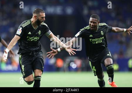 Cornella de Llobregat, Spanien. 28. August 2022. CORNELLA DE LLOBREGAT, SPANIEN – AUGUST 28: Karim Benzema von Real Madrid feiert, nachdem er sein Seitenziel mit David Alaba von Real Madrid während des La Liga-Spiels zwischen RCD Espanyol und Real Madrid CF am 28. August 2022 im Estadi Cornella-El Prat in Cornella de Llobregat, Spanien, erzielt hat (Foto: DAX Images/Orange Picches) Kredit: Orange Pics BV/Alamy Live News Stockfoto