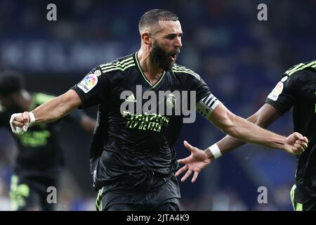 Cornella de Llobregat, Spanien. 28. August 2022. CORNELLA DE LLOBREGAT, SPANIEN - 28. AUGUST: Karim Benzema von Real Madrid feiert nach seinem Tor beim Spiel der La Liga zwischen RCD Espanyol und Real Madrid CF am 28. August 2022 im Estadi Cornella-El Prat in Cornella de Llobregat, Spanien (Foto: DAX Images/Orange Picches) Kredit: Orange Pics BV/Alamy Live News Stockfoto