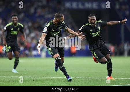 Cornella de Llobregat, Spanien. 28. August 2022. CORNELLA DE LLOBREGAT, SPANIEN – AUGUST 28: Karim Benzema von Real Madrid feiert, nachdem er sein Seitenziel mit David Alaba von Real Madrid während des La Liga-Spiels zwischen RCD Espanyol und Real Madrid CF am 28. August 2022 im Estadi Cornella-El Prat in Cornella de Llobregat, Spanien, erzielt hat (Foto: DAX Images/Orange Picches) Kredit: Orange Pics BV/Alamy Live News Stockfoto