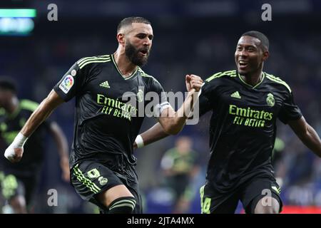 Cornella de Llobregat, Spanien. 28. August 2022. CORNELLA DE LLOBREGAT, SPANIEN – AUGUST 28: Karim Benzema von Real Madrid feiert, nachdem er sein Seitenziel mit David Alaba von Real Madrid während des La Liga-Spiels zwischen RCD Espanyol und Real Madrid CF am 28. August 2022 im Estadi Cornella-El Prat in Cornella de Llobregat, Spanien, erzielt hat (Foto: DAX Images/Orange Picches) Kredit: Orange Pics BV/Alamy Live News Stockfoto