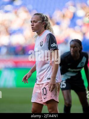 Harrison, New Jersey, USA, August 28. Claire Esmlie (10 ACFC) während des Spiels der National Women Soccer League zwischen dem NJ/NY Gotham FC und dem Angel City FC in der RedBull Arena in Harrison, NJ (Georgia Soares/SPP) Credit: SPP Sport Press Photo. /Alamy Live News Stockfoto