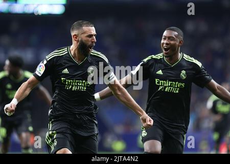 Cornella de Llobregat, Spanien. 28. August 2022. CORNELLA DE LLOBREGAT, SPANIEN – AUGUST 28: Karim Benzema von Real Madrid feiert, nachdem er sein Seitenziel mit David Alaba von Real Madrid während des La Liga-Spiels zwischen RCD Espanyol und Real Madrid CF am 28. August 2022 im Estadi Cornella-El Prat in Cornella de Llobregat, Spanien, erzielt hat (Foto: DAX Images/Orange Picches) Kredit: Orange Pics BV/Alamy Live News Stockfoto