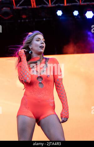 Becky Hill beim Victorious Festival 2022. Southsea Common, Großbritannien. 28. August 2022. Kredit: Alamy Live Nachrichten/Charlie Raven Gutschrift: Charlie Raven/Alamy Live Nachrichten Stockfoto