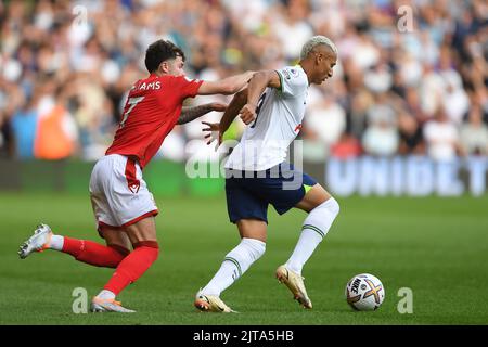 Richarlison von Tottenham Hotspur hält Neco Williams von Nottingham Forest während des Premier League-Spiels zwischen Nottingham Forest und Tottenham Hotspur am City Ground, Nottingham, am Sonntag, 28.. August 2022, aus. (Kredit: Jon Hobley | MI News) Kredit: MI Nachrichten & Sport /Alamy Live News Stockfoto