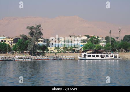 Panoramablick auf die Luxor City Scape von der Nilseite, Ägypten Stockfoto