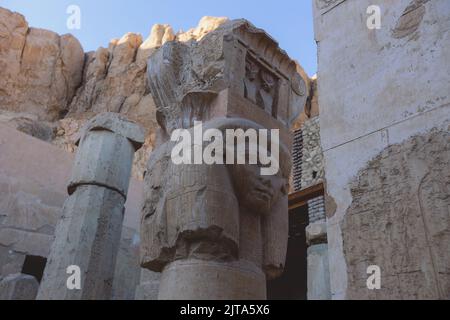 Statuen der Göttin Hathor im Hathor-Schrein des Tempels der Hatschepsut in der Nähe von Luxor, Ägypten Stockfoto