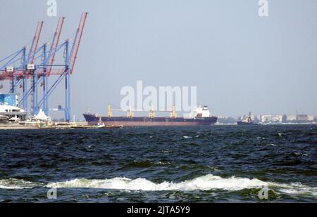 ODESA, UKRAINE - 25. AUGUST 2022 - die DS SOFIE BULKER ist im Hafen von Odesa angekommen, um mit Getreide, Odesa, Südukraine, beladen zu werden. Stockfoto