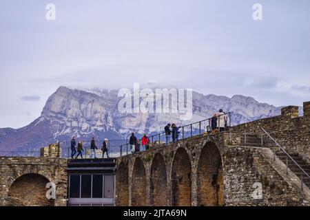 Blick auf Peña Montañesa vom Schloss aus. Mittelalterliches Dorf´s Ainsa, einer der schönsten Orte Spaniens, Huesca, Sobrarbe, Aragon, Spanien Stockfoto