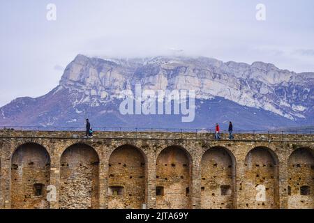 Blick auf Peña Montañesa vom Schloss aus. Mittelalterliches Dorf´s Ainsa, einer der schönsten Orte Spaniens, Huesca, Sobrarbe, Aragon, Spanien Stockfoto