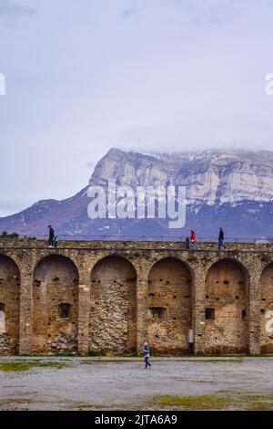 Blick auf Peña Montañesa vom Schloss aus. Mittelalterliches Dorf´s Ainsa, einer der schönsten Orte Spaniens, Huesca, Sobrarbe, Aragon, Spanien Stockfoto