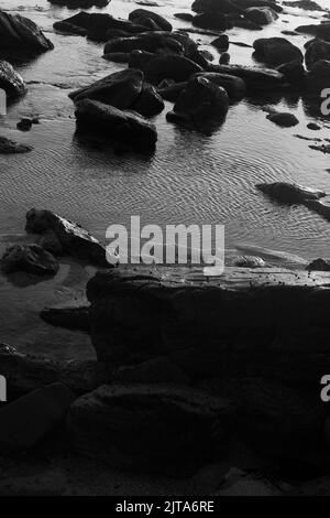 Schwarz-weiße felsige Strandlandschaft Stockfoto