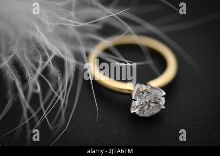 Klassischer Hochzeitsschmuck-Ring auf schwarzem Hintergrund Stockfoto