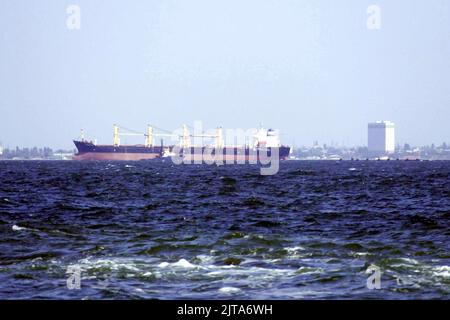 Non Exclusive: ODESA, UKRAINE - 25. AUGUST 2022 - die DS SOFIE BULKER ist im Hafen von Odesa angekommen, um mit Getreide, Odesa, südlichem Ukrain beladen zu werden Stockfoto