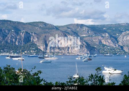 Saint-Jean-Cap-Ferrat, Frankreich, September 2021. Schöne Sicht auf das Meer und die Berge. Azure Coast. Elite-Badeort in der Nähe von Nizza - Paradies gefunden. Stockfoto