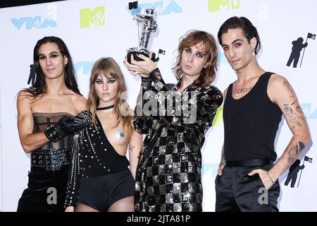 Newark, USA. 28. August 2022. NEWARK, NEW JERSEY, USA - 28. AUGUST: Ethan Torchio, Victoria De Angelis, Thomas Raggi und Damiano David von Måneskin (Maneskin) posieren im Presseraum bei den MTV Video Music Awards 2022, die am 28. August 2022 im Prudential Center in Newark, New Jersey, USA, abgehalten wurden. (Foto von Xavier Collin/Image Press Agency) Quelle: Image Press Agency/Alamy Live News Stockfoto