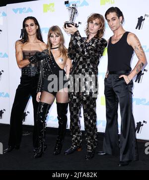 Newark, USA. 28. August 2022. NEWARK, NEW JERSEY, USA - 28. AUGUST: Ethan Torchio, Victoria De Angelis, Thomas Raggi und Damiano David von Måneskin (Maneskin) posieren im Presseraum bei den MTV Video Music Awards 2022, die am 28. August 2022 im Prudential Center in Newark, New Jersey, USA, abgehalten wurden. (Foto von Xavier Collin/Image Press Agency) Quelle: Image Press Agency/Alamy Live News Stockfoto