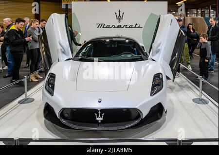 Riga, Lettland, 29. April 2022: Präsentation des weißen italienischen Supersportwagens Maserati MC20 auf der AUTO 2022 Stockfoto