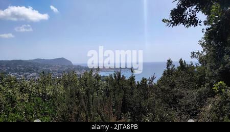 Panoramablick auf die schöne Stadt Forio aus dem Garten von Mortella einer der schönsten Gärten in Italien. Isola d' Ischia, Italien Stockfoto