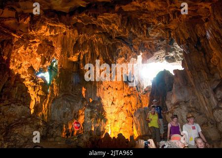 Vietnam, Halong Bay die nördliche Halong Bay Area ist ein UNESCO-Weltkulturerbe. Dieses Gebiet ist voll mit Millionen von Kalksteinfelsen und Inseln Stockfoto